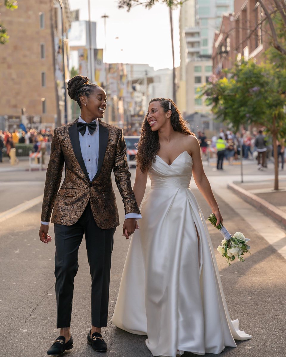 evollgbt's tweet photo. Dress: @bridenavy
Photographer/Videographer: @theowlweddings
Bride Locs: @locs_by_b
Venue: @theultimateskybox

#mrsandmrs #customcoffeemug #blacklesbians #blacklesbianbrides #munaluchi #dapper #twobrides #bridenavy #atlanta #sheputaringonit https://t.co/si9WRAlzj0