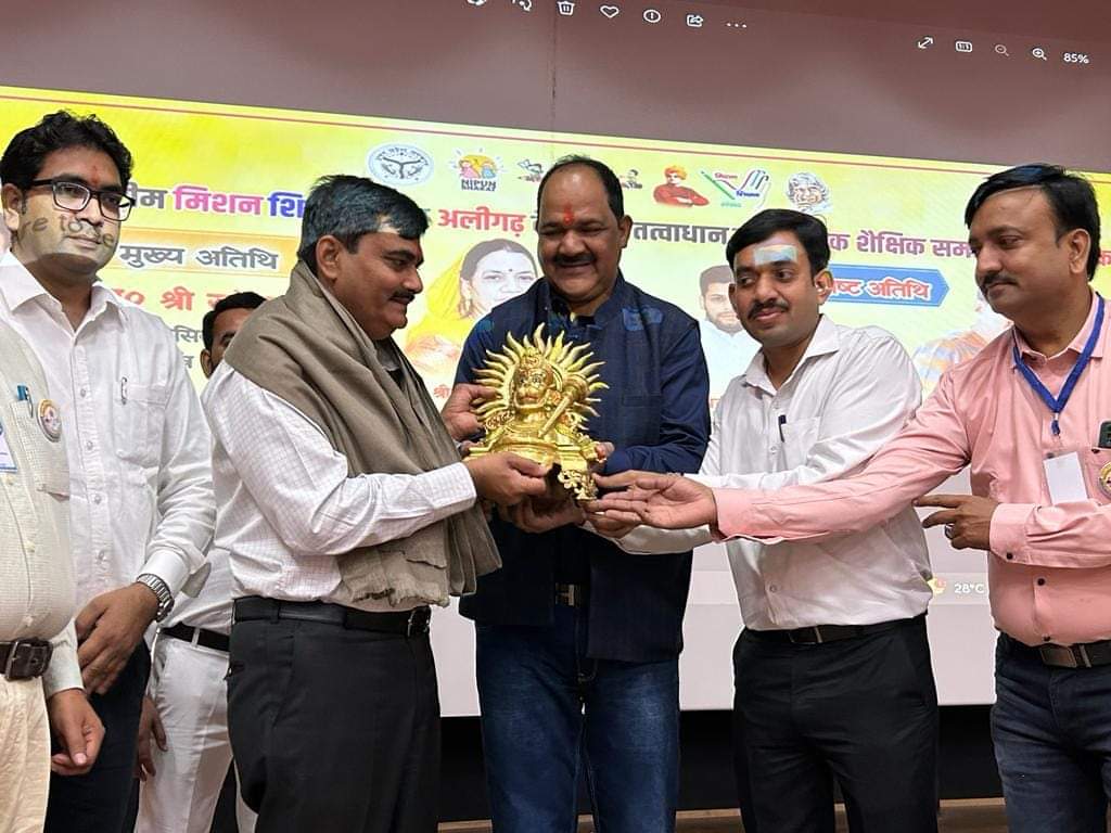 shikshansamvad's tweet photo. मिशन शिक्षण संवाद और #बेसिक_शिक्षा_विभाग_���लीगढ़ के संयुक्त तत्वावधान में दो दिवसीय निपुण कार्यशाला का शुभारंभ श्री #कल्याण_सिंह_हैबिटैट_सेंटर में हुआ। 
उद्घाटन जिला पंचायत अध्यक्ष प्रतिनिधि श्री प्रवी�� राज जी एवं जिलाधिकारी अलीगढ़ श्री इंद्र_विक्रम_सिंह जी  द्वारा किया गया। https://t.co/rzEnHhLCpw