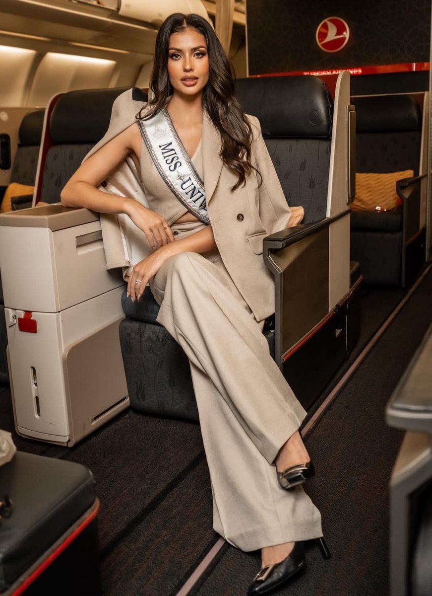 meimeilove_zhan's tweet image. ชุดบนเครื่องชุดนี้สวย เท่ผ้ดีมาก ส่งเสริมคนใส่ดีมาก เก่งค่ะ #MissUniverseThailand2023