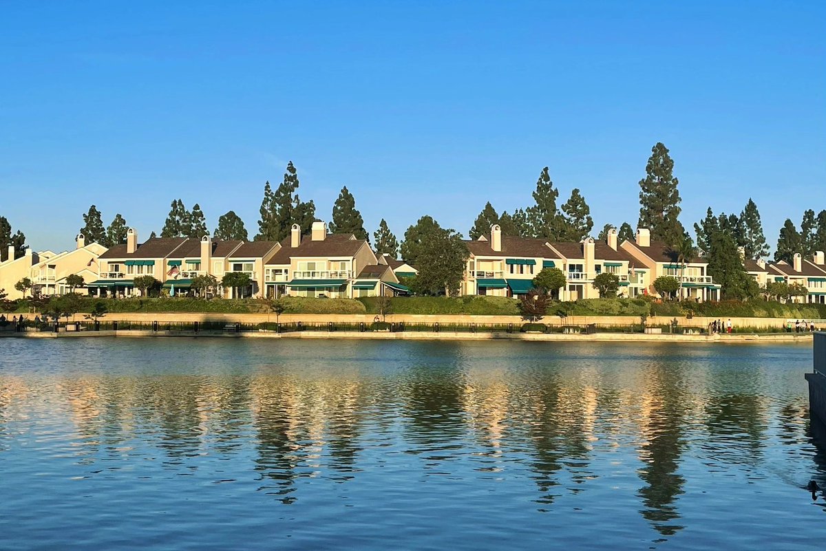 arrapot18's tweet image. There is a circle of little houses around the lake, geese to walk with you, and every now and then rabbits and squirrels running around #IrvineCalifornia