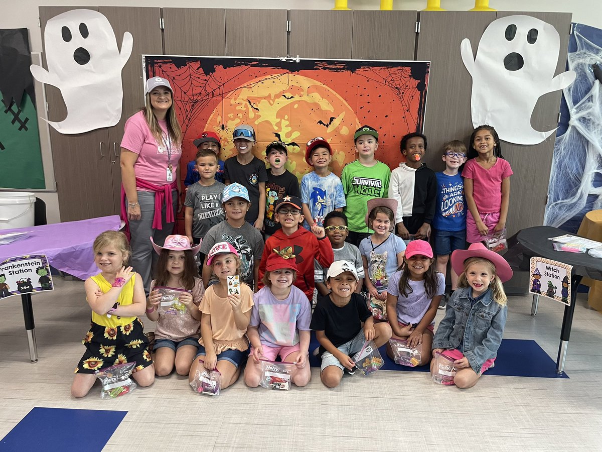 MeeseMrs's tweet photo. We had such a great time at our fall room transformation today!! @WillisSchools @WISDLagway https://t.co/UTbKHoGhNm