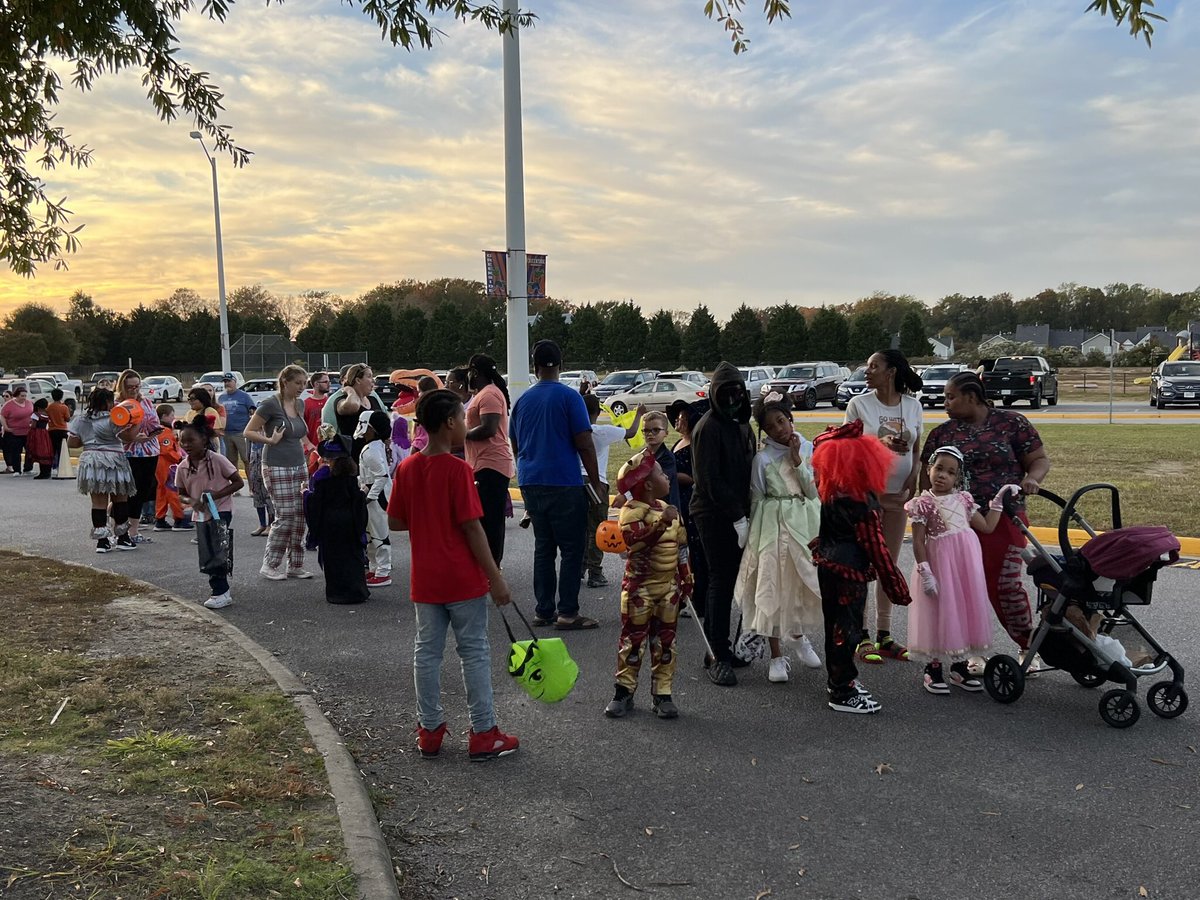 CESg8trs's tweet photo. Trunk or Treat and Family Engagement Night was so much fun! #GrowingGreatGators #SPSCreatesAchievers https://t.co/e9lXxAeXMG