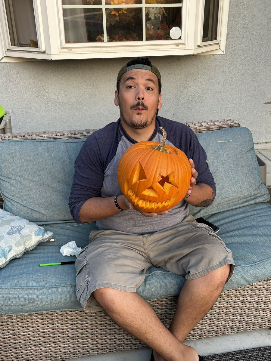 1st time carving, came out ok 😂 Happy Halloween y’all🎃