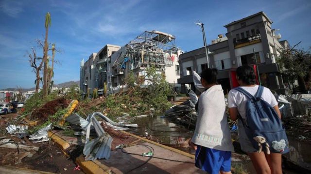 En 2005, cuando el huracán Wilma —de una temible categoría 5— provocó la muerte de 52 personas y arrasó las playas del Caribe mexicano, Los Zetas aprovecharon la catástrofe para enviar despensas que supuestamente aliviarían el hambre de vecinos de Cozumel y Playa del Carmen.

En