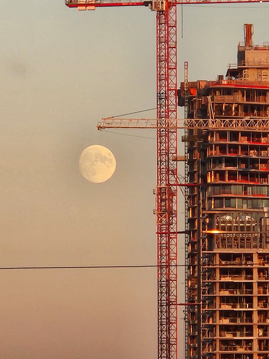 Michelle4BC's tweet image. Is that a wrecking ball or the Moon? 

#randomshot #moon #illusion  #constructionsite