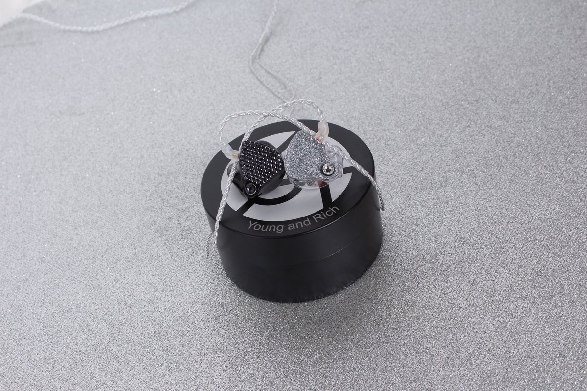 💌인이어 전달 완료💌

26일에 소속사에 전달 완료된 상태입니다. 컴백 시기에 맞춰 인이어만 우선 전달되었으며, 다른 물품들은 11월에 전달될 예정입니다.

인이어는 무대에서 조명을 받으면 더욱 빛날 것으로 예상됩니다. 모델 특성상 제작이 오래 걸렸지만, 기다려 주신 모든 분들 감사합니다🤍