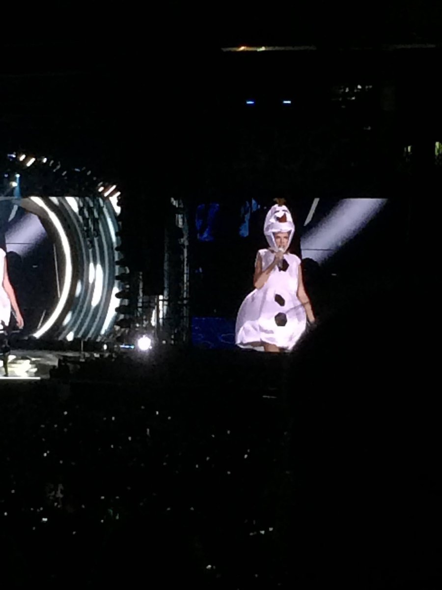 victoriiaaahh's tweet photo. Who could forget TaylOlaf during the 1989 Tour? #1989TaylorsVersion 
@taylornation13 https://t.co/bjBaSw0YAa