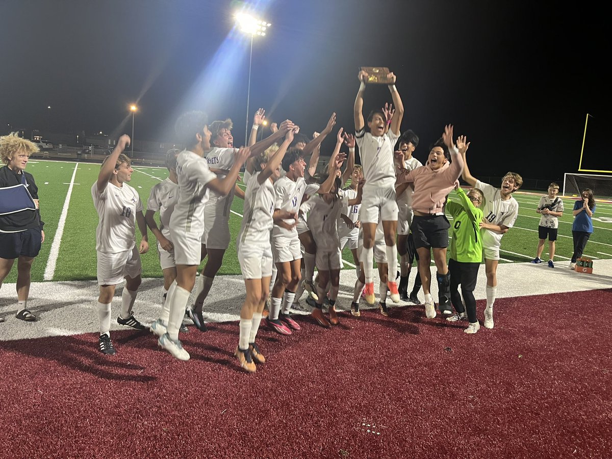 vcentersports's tweet photo. Regional Champs!! https://t.co/8IdZdudTWI