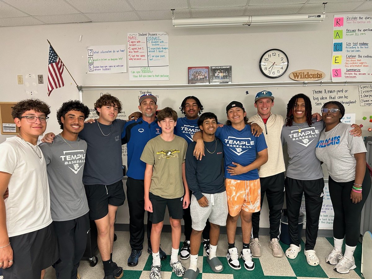 Coach_Fach_AOB's tweet photo. VERY PROUD OF THE DAWGS THAT GAVE THEIR TIME TO HELP THE LITTLE ONES SMILE AND ENJOY RAYE-ALLEN ELEMENTARY'S FALL FESTIVAL! HUMBABE 🙌  #blessed #love #serveothers @templewildcats @Twildcatball @TempleISD https://t.co/jsIwZVxn6i