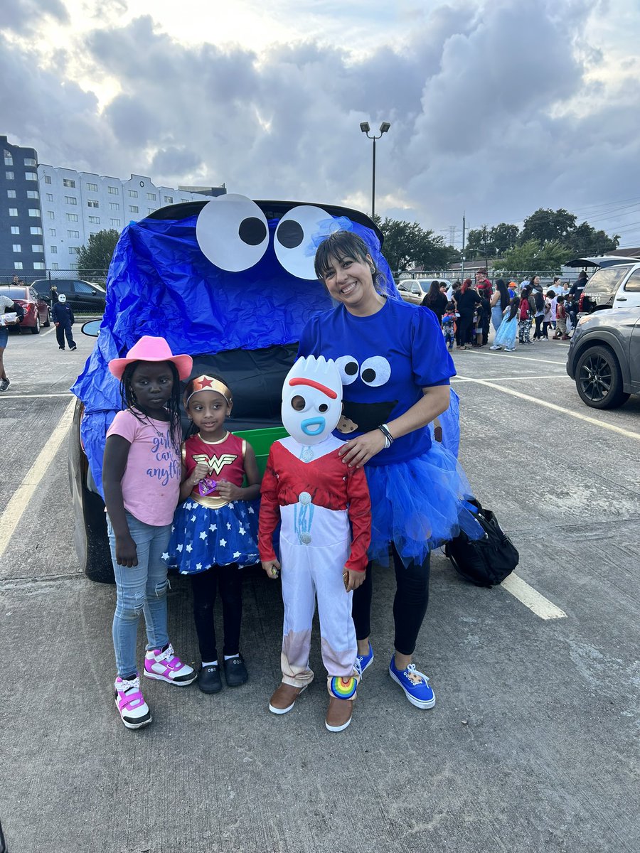 Rhonda Washington (@rhondawash_hisd) on Twitter photo Rodriguez Elementary staff and HPD was the reason children smiled today! Rodriguez Elementary staff and HPD was the reason children smiled today!