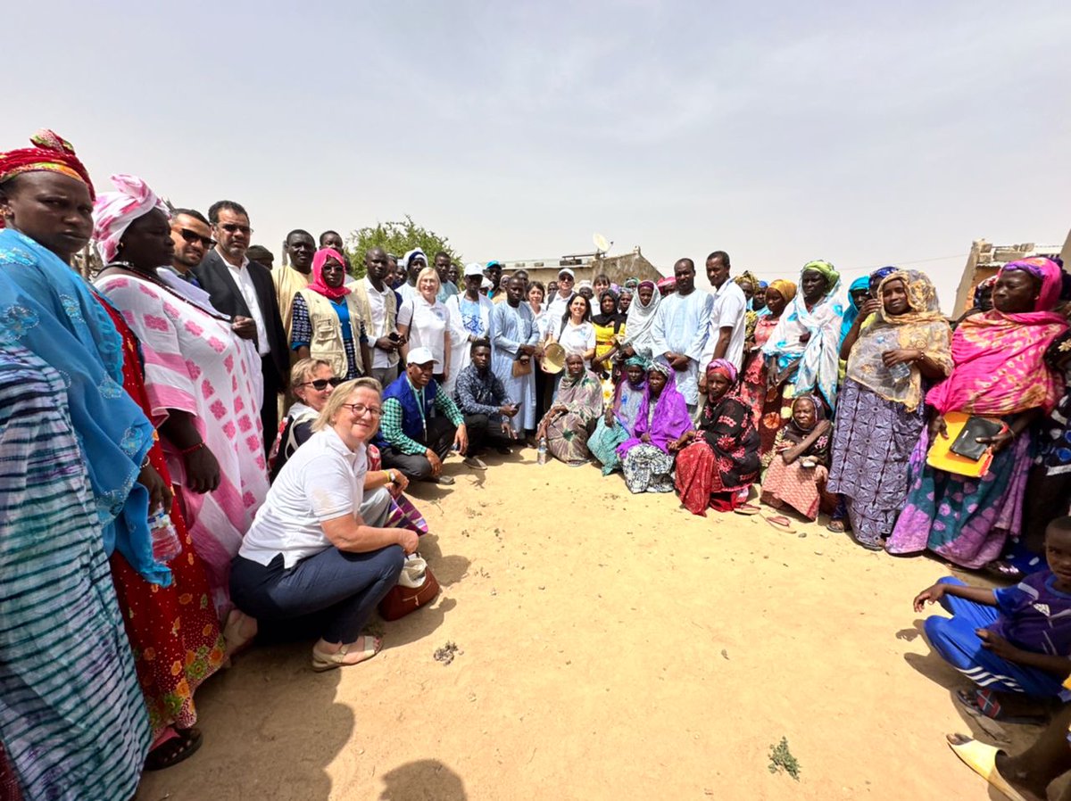 UNPeacebuilding's tweet photo. In Melgué🇲🇷, PBF donor partners, Advisory Group members &amp; ASG @ElizabethSpehar interacted w/ members of village committees, Dimitra clubs &amp; local authorities.
PBF is working w/ @UNmigration &amp; @FAO to strengthen prevention &amp; management of conflicts along Mauritanian-Malian border. https://t.co/4uPfkOjNTR