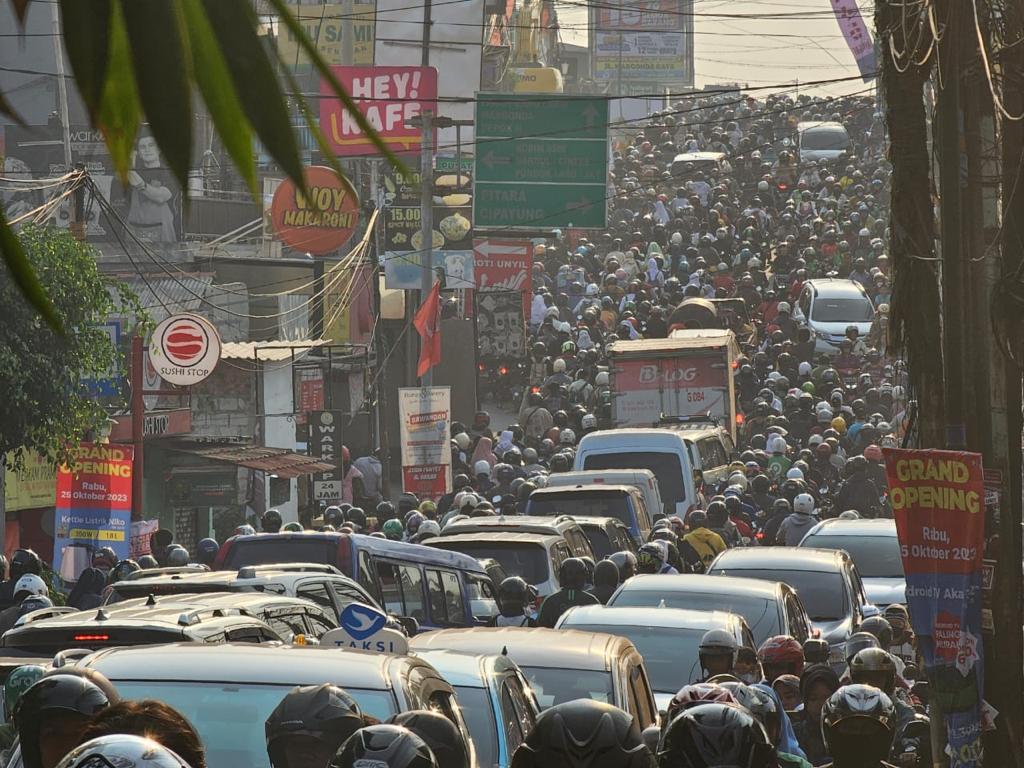 beni_rizky's tweet photo. Dapet info hari ini perempatan mampang depok padet menggila.. https://t.co/gCk1hkxZLC