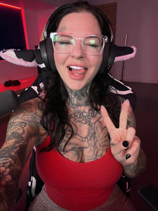 ✨Live on Twitch✨ Join me! https://t.co/IQnbo497S9 https://t.co/No9aN8OtuD
