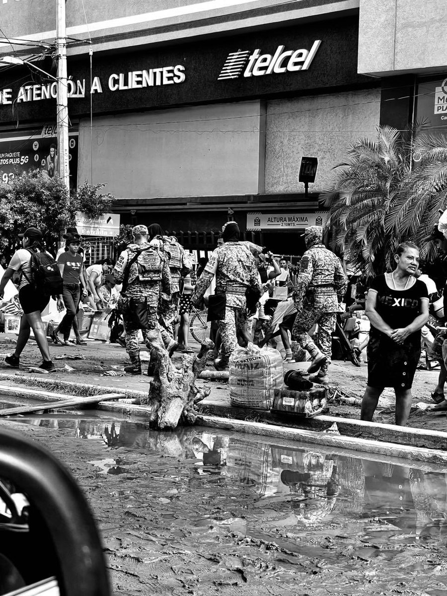 hs_yare's tweet photo. @CiroGomezL te mandamos fotos de lo que vivió mi familia.

Ya salieron pero están dispuestos a contarles el
Panorama

La gente está pidiendo piso pra salir de las colonias 😭 https://t.co/GVu0IjpvpM