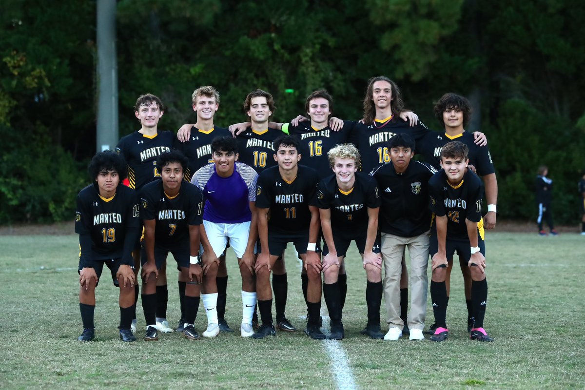 gotoleftfield's tweet photo. The @MHSRedskins @ManteoSoccer #SeniorNight #gallery vs Camden is up @ https://t.co/JGiIEk3G6b | #canon #sports #photography | FREE DOWNLOADS | #GetLeft https://t.co/8ebnDBtmj5