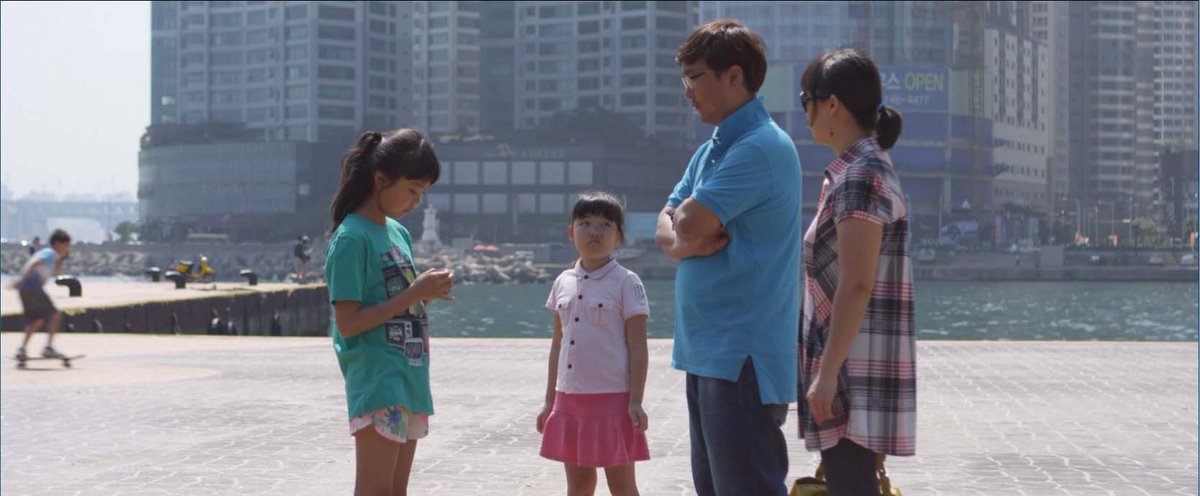<낙원>(2005)(여기에는 양익준 배우가 나옵니다)을 관통하고, <벌새>를 연출한 김보라의 <리코더 시험>(2011), 이우정의 <애드벌룬>(2011), 최근 개봉작...