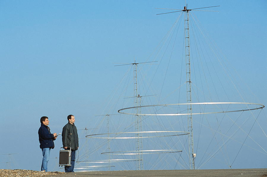 cqcqcqdx's tweet photo. Nostradamus trans horizon radar system. 288 conical antennae, over three 1/4 mi long branches. Detects aircraft flying 600-1500 mi away. System uses low frequency waves (6-30 MHz), which bounce off the ionosphere  and allow the radar to detect targets beyond the horizon. https://t.co/v3wrV0pzZm