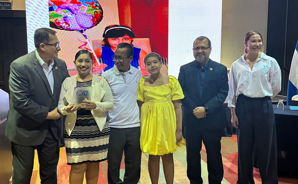 opsomsels's tweet image. Hoy se realizó el lanzamiento del taller “Promoción de la adherencia al tratamiento del cáncer en niños y adolescentes: La Maleta de Emely”, en el evento participaron la fundación @AyudameavivirSV y @SaludSV.