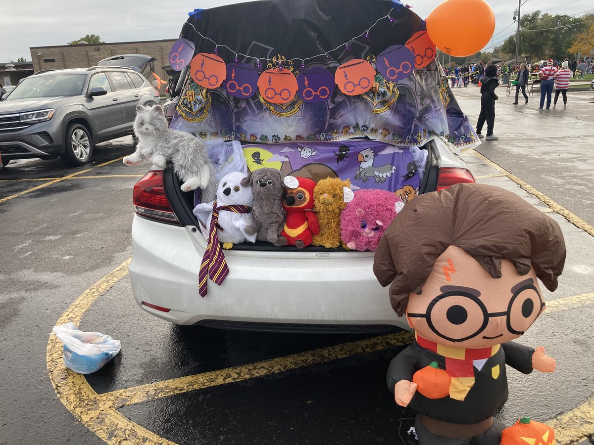 Absolutely LOVED getting to see my @KerkstraCougars family and so many @FosterLions at Trunk or Treat tonight! #librarymediaspecialist @MsMiller320 @MrsKoranda