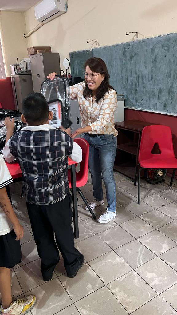 Entregando más kit’s de mochila transparente con útiles escolares en conjunto con la <a href="/Amespre/">Amespre Nacional</a>.

Estuvimos en la Escuela Primaria “Emilio Rodríguez”  en la Col. Garza Nieto.

#alhinnavargas #paaiónporservir #útilesescolares
