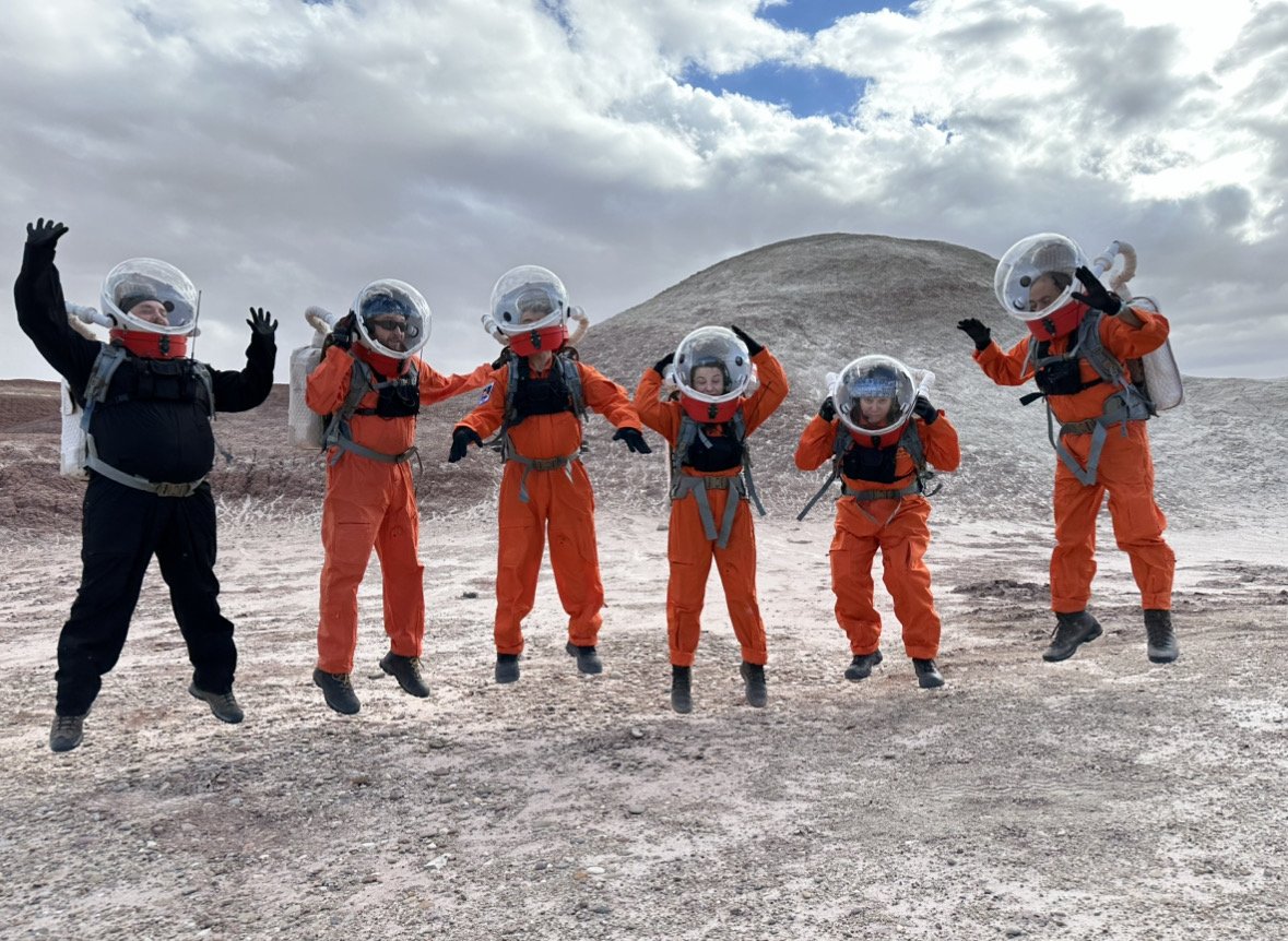 TheMarsSociety's tweet photo. Members of Crew 284 certainly love their time doing field studies at our #MDRS campus in Utah. #stem #marsanalog @NASA #science #spacewardbound https://t.co/F76NHbAZF2