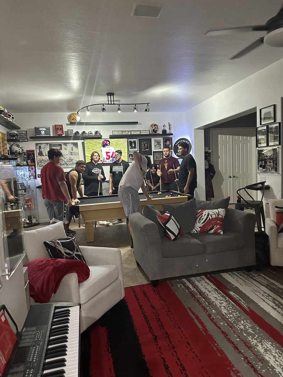 Swoll_2_'s tweet photo. Big Shoutout to @CharlesHawkII @CharlesHawk64 @AnneMariehawk for hosting the Oline dinner tonight. It was absolutely delicious. Thank you. @swoll1 @Husky_Football7 @MistlebauerLiam @MealerToby @Diego27637339 @derekallan51 @rex_waterman @carson_keim #olinefamily #DaBIGZ https://t.co/svvMdaBSMn