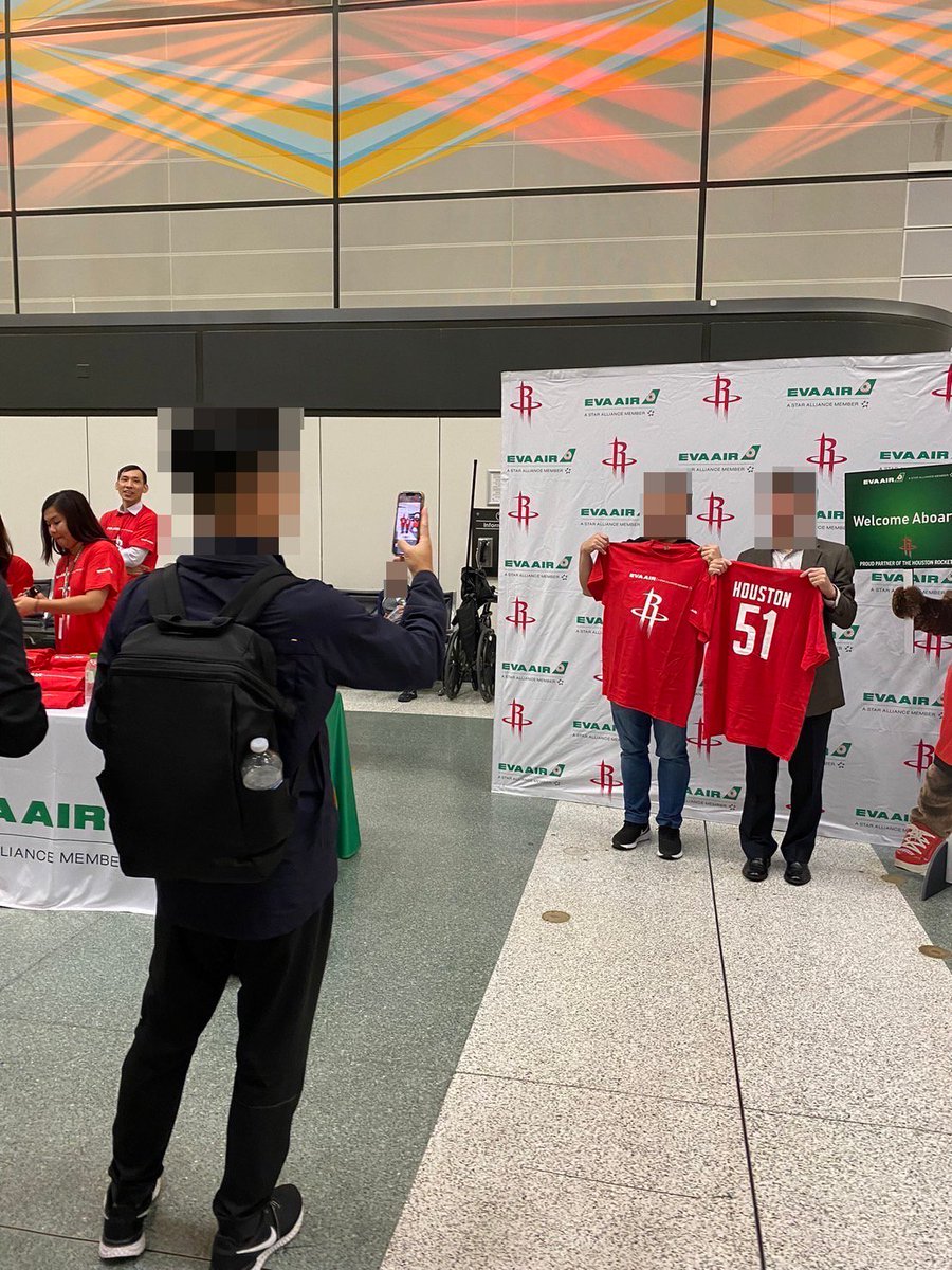 EVAAirUS's tweet photo. Last night at Houston IAH Airport, Every passenger on flight BR51 scored an exclusive T-shirt giveaway to rep their #RocketsNation pride at 30,000 feet. 

Let's get this championship season started right - book your flight and get ready to #TakeOffWithUs! 🏀 https://t.co/lh3FJKXPqx