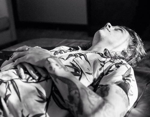 lhhcomfort's tweet photo. Harry Styles for “Perfect” music video in 2015. https://t.co/Ae0UnSWQj9