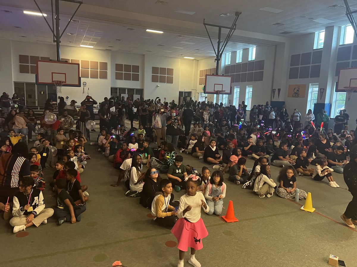 ChinaCrowder's tweet photo. @SAFE21stCentury  brought all 10 campuses together to celebrate National Lights On through Glow in the Dark activities, dance, free haircuts &amp; tablet giveaways! #LightsOnAfterschool https://t.co/Nm5UTFYSBG