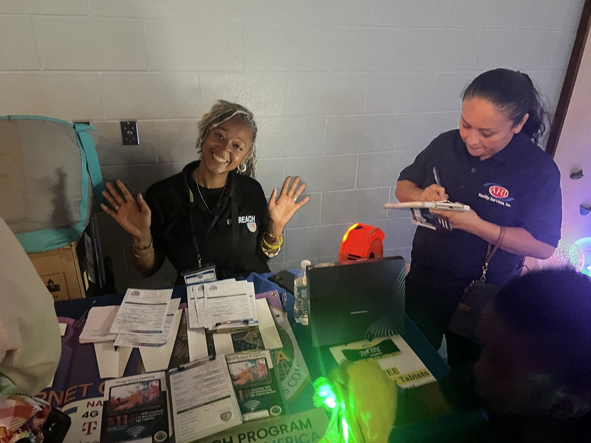 ChinaCrowder's tweet photo. @SAFE21stCentury  brought all 10 campuses together to celebrate National Lights On through Glow in the Dark activities, dance, free haircuts &amp; tablet giveaways! #LightsOnAfterschool https://t.co/Nm5UTFYSBG