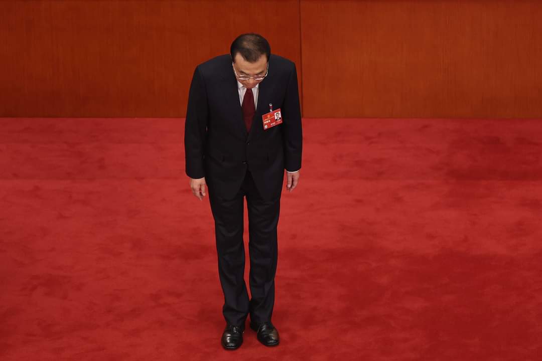 xiaobochen8's tweet photo. 一年前，锦涛被架离场
一年后，克强抢救无效
白发人送黑发人，讣告后发
一句耐人寻味的话，意味着3月份人大一鞠躬，已成永别 https://t.co/cWWKJRIwIE