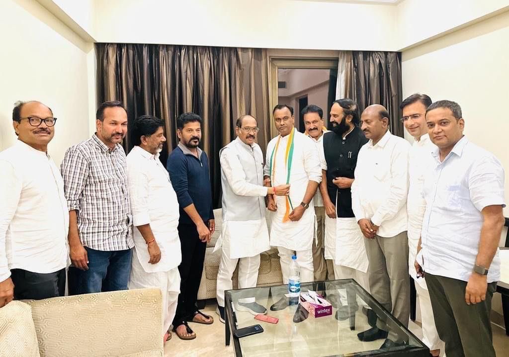 INC_Suryapet's tweet photo. కాంగ్రెస్ పార్టీలో చేరిన మునుగోడు మాజీ ఎమ్మెల్యే కోమటిరెడ్డి రాజగోపాల్ రెడ్డి గారు..
#Munugodu #Congress 
#Heartywelcome 
@rajgopalreddy_K https://t.co/WqL8o0hxDg