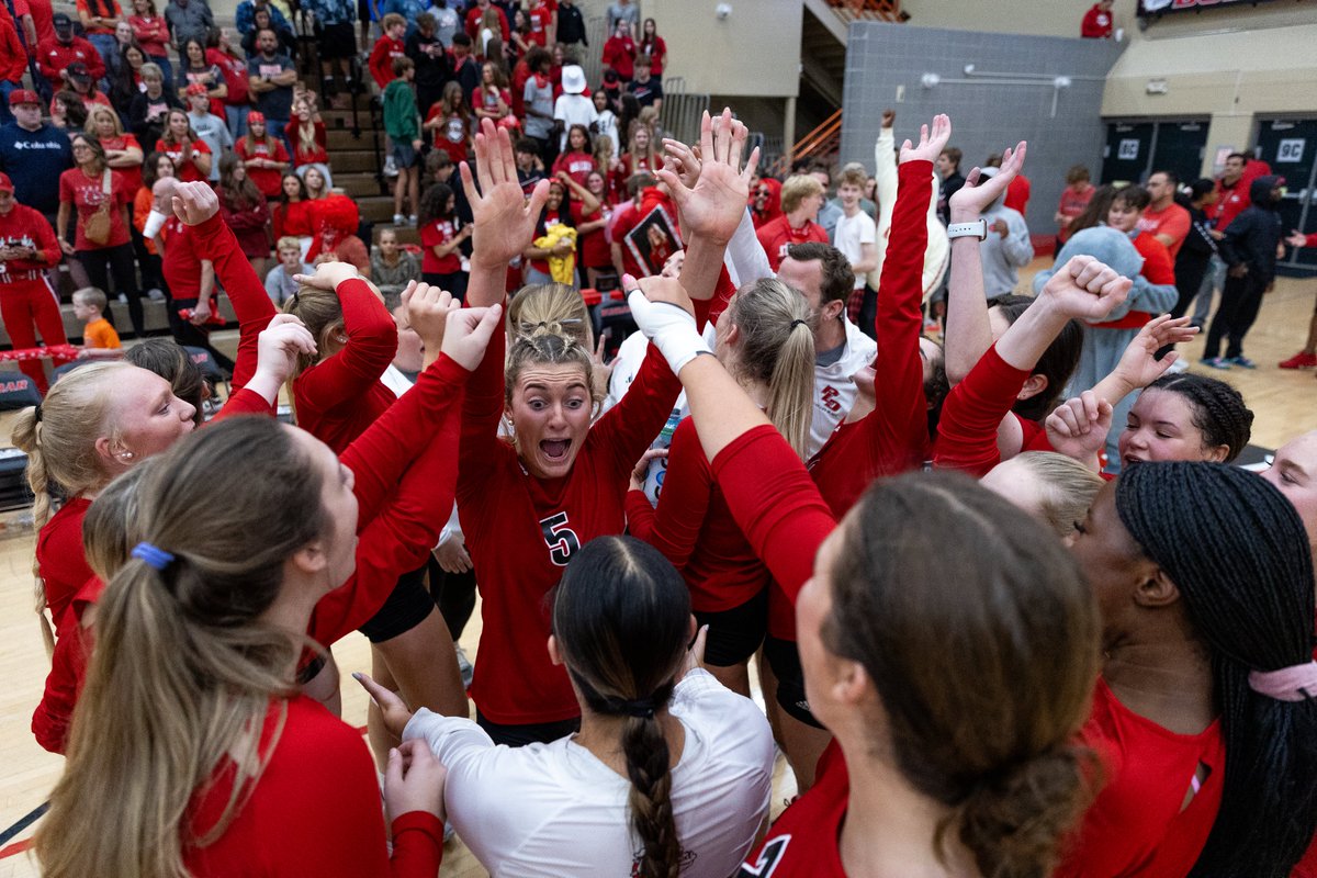 jack_weaver_'s tweet photo. Dunbar volleyball (@PLDVolleyball1) defeats Great Crossing in the fourth set to become 11th Region Champions. @HLpreps @KentuckySports https://t.co/Oa5sln1le9