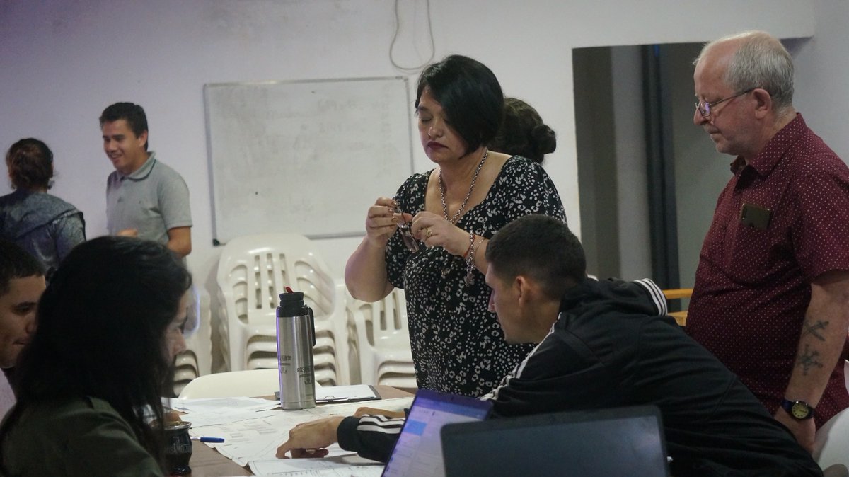 MisionesSstyc's tweet photo. La subsecretaria de Tierras y Colonización del ministerio de Gobierno Sonia Mello, junto con el alcalde local Ruben Dario Golot , encabezaron la entrega de soluciones de tierras entre títulos de propiedad y permisos de ocupación a más de 40 familias de Gobernador López. https://t.co/UobZYgI00U