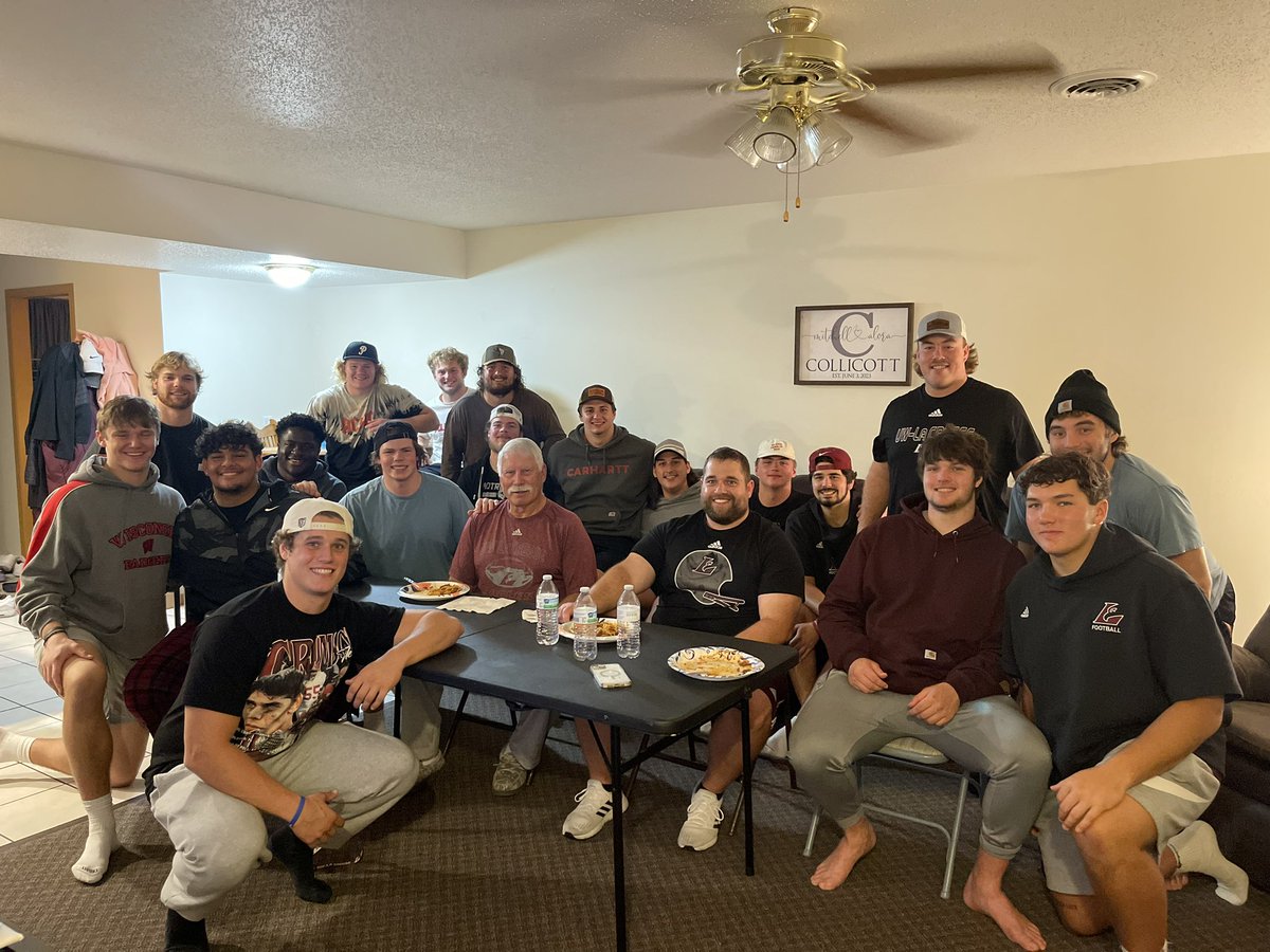 CoachCollicott's tweet image. Great having the DL over for dinner tonight. Love getting the opportunity to coach these guys! 🦅 #TheExperience @CoachKinger11 @UWLEagleFB