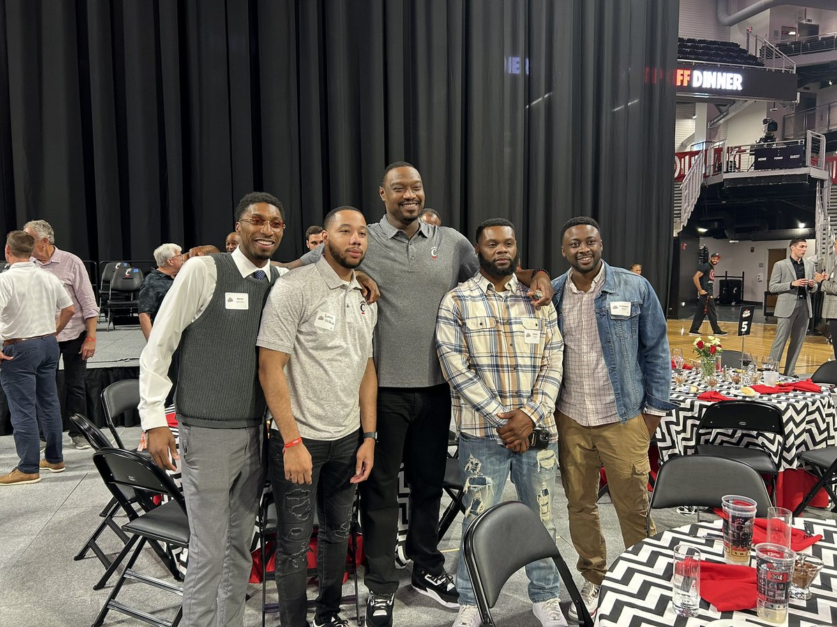 cincygreghoodin's tweet photo. #tipoffdinner #BearcatFamily #BearcatsUnited #BearcatForLife #wewearcincinnati #wearecincinnati @GoBEARCATS @GoBearcatsMBB @uofcincy @uofcincyalumni @GoBearcatsUCATS @CincyReigns #cincyvibes #fallincincy https://t.co/BQh9Pr9h3F