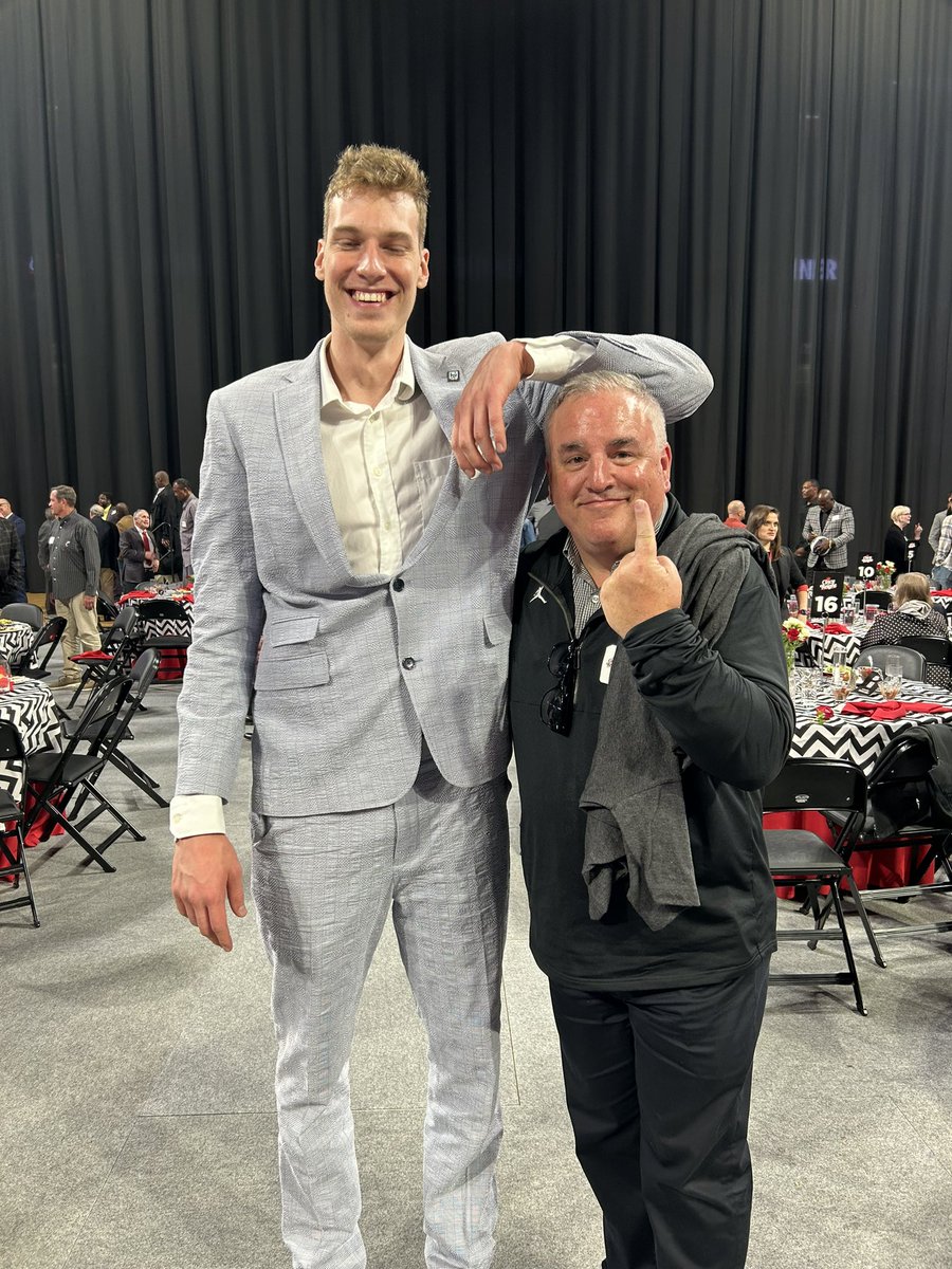 cincygreghoodin's tweet photo. #tipoffdinner #BearcatFamily #BearcatsUnited #BearcatForLife #wewearcincinnati #wearecincinnati @GoBEARCATS @GoBearcatsMBB @uofcincy @uofcincyalumni @GoBearcatsUCATS @CincyReigns #cincyvibes #fallincincy https://t.co/BQh9Pr9h3F