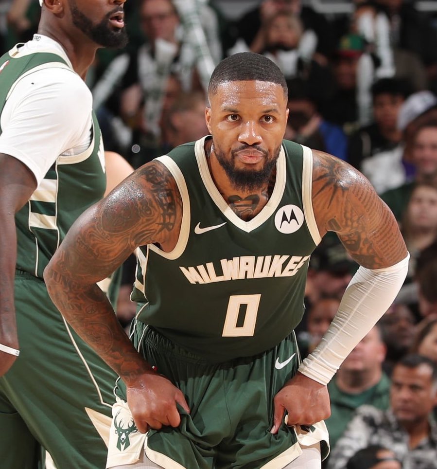DAMIAN LILLARD IN HIS BUCKS DEBUT: 

39 POINTS 
8 REBOUNDS 
4 ASSISTS