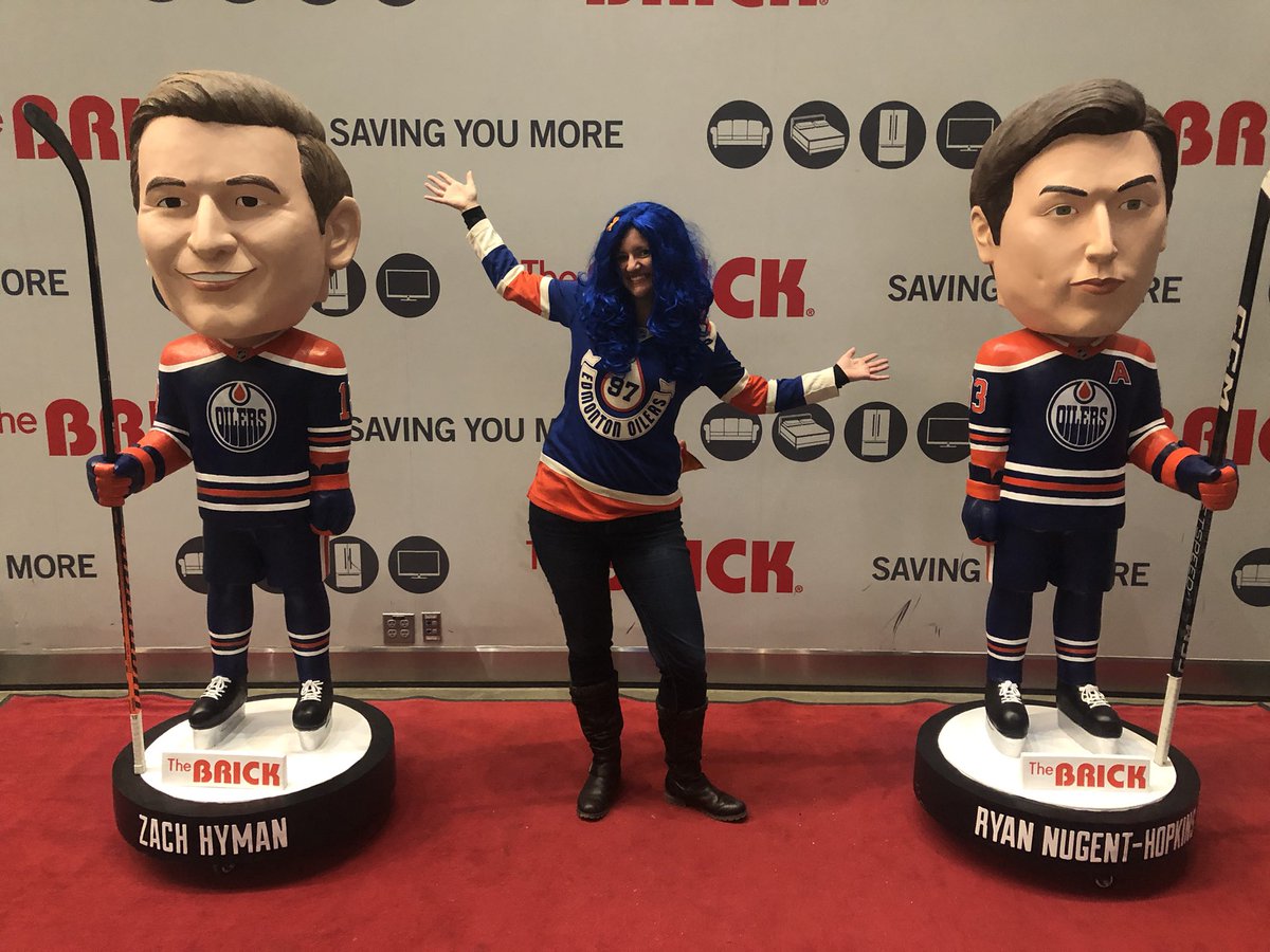 TaraSparshu's tweet photo. Growing up @DougWeight39 was one of my favourite players. So today for the #halloffame game it seemed fitting to wear the #heritageclassic jersey and pull out the Oilers flag from the weight era. Go Oilers Go!!

#brickbestseats @EdmontonOilers @TheBrick https://t.co/RUNEF96KUS