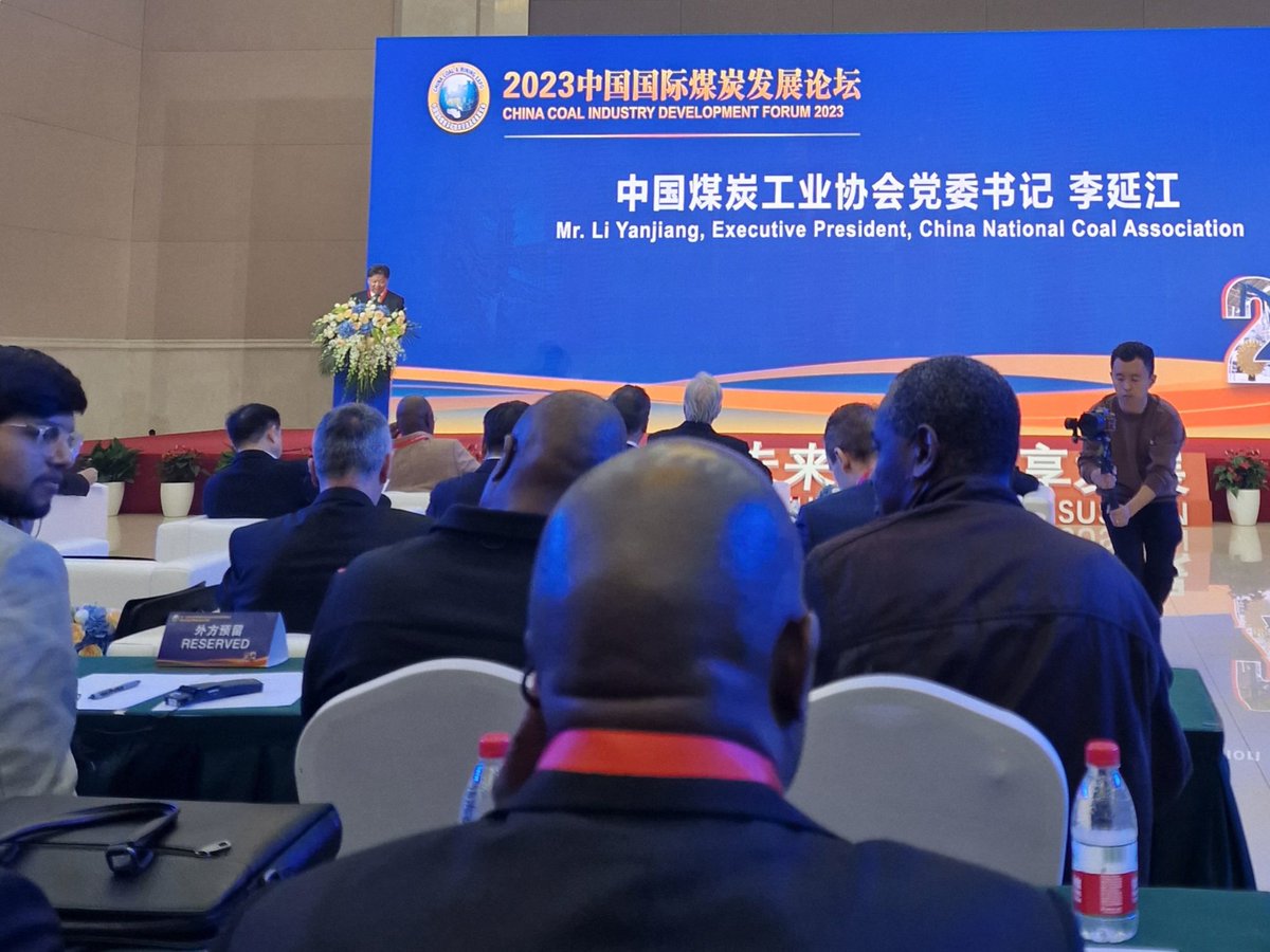 БНХАУ-д 2022 онд нүүрснээс шатахуун, хий, хуванцар материал, устөрөгч  гм бүтээгдэхүүн гарган авахад бараг 1 тэрбум тонн нүүрс ашигласан байна. Ерөнхийлөгч Ши Жинпин нүүрсний цэвэр технологийг хөгжүүлэхэд онцгой анхаарч, хүлэмжийн хийн ялгарлыг бууруулахыг уриалж байгаа гэнэ.