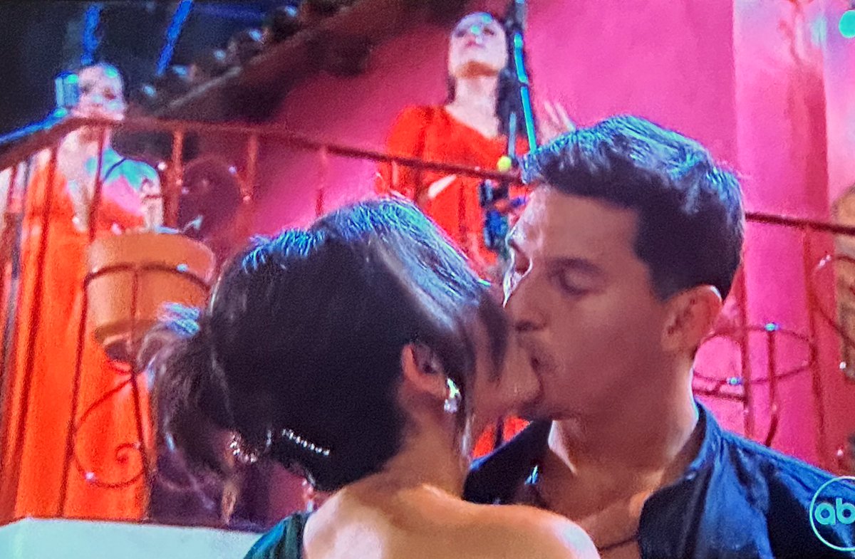 TheBachBabes's tweet image. Give this montage an Emmy

#BachelorInParadise