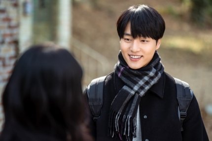 tang__kira's tweet photo. Pas pertama kali ketemu Suzy di set Doona.

Yang Sejong langsung

 "Wah, Lee Doona beneran nyata, beneran sama auranya kaya di script yang dia baca"

Yang Sejong juga baca komentar netizen yg bilang dia harus bayar pajak gara-gara acting sama Suzy

"Emang suzy cantik bgt kan?" https://t.co/ECa9D0YPwT