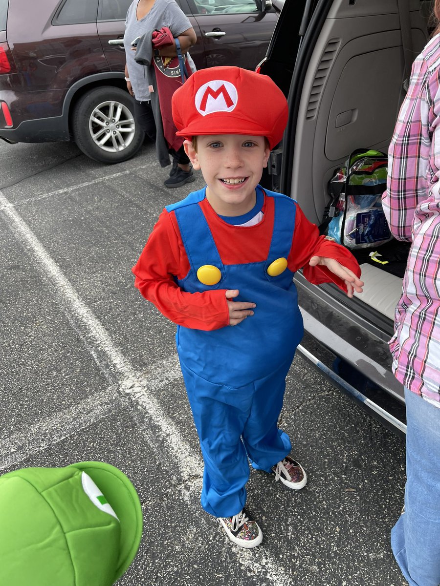 dyer23's tweet image. #ForTheBoo @JimIrsay  had a blast at the Colts Halloween party.