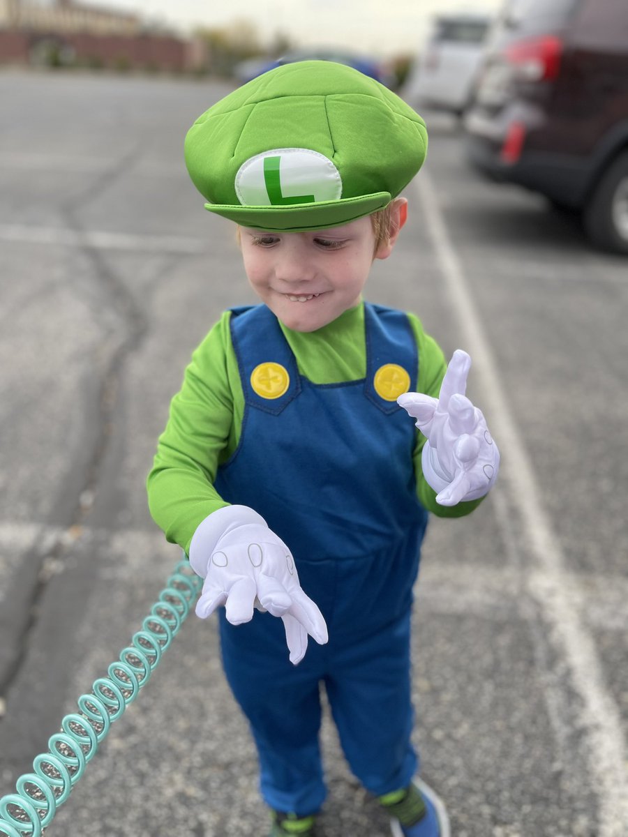 dyer23's tweet image. #ForTheBoo @JimIrsay  had a blast at the Colts Halloween party.