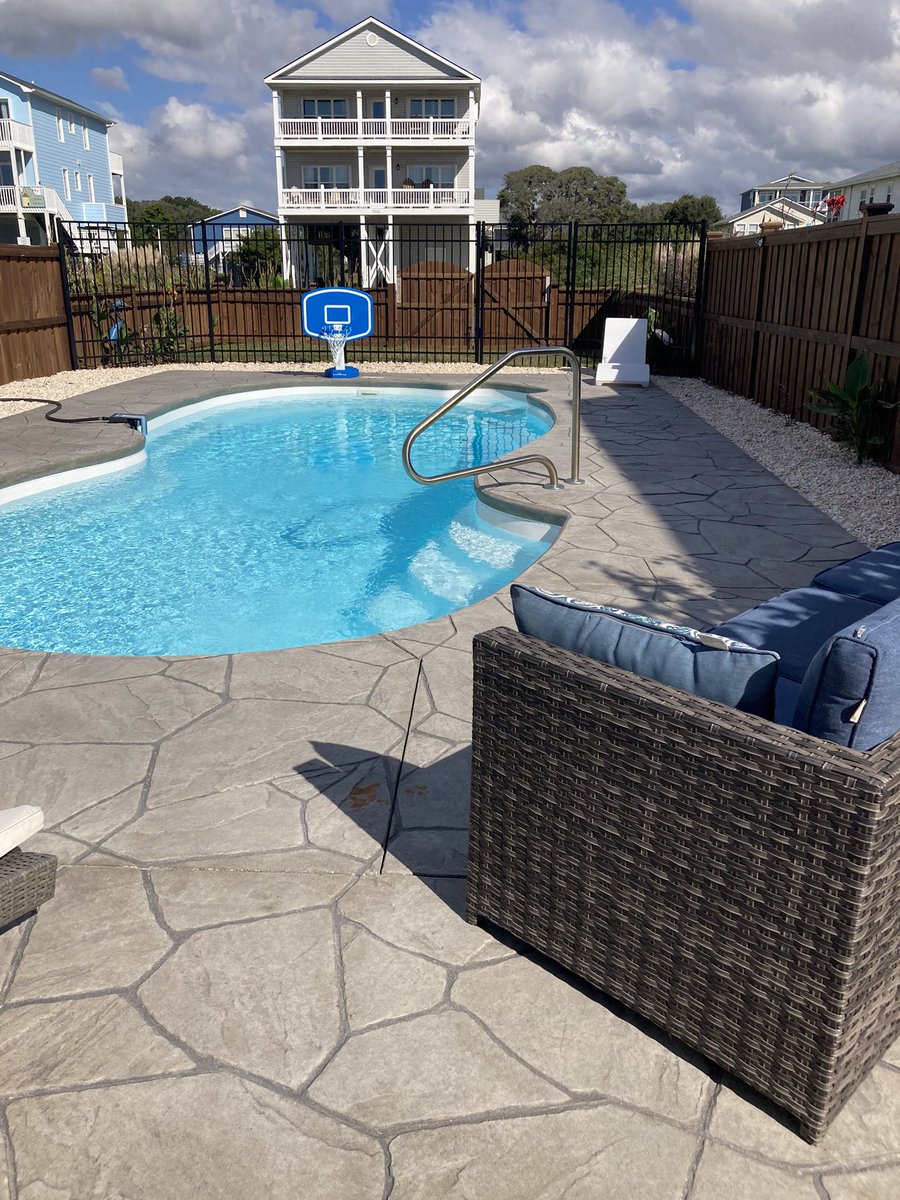 seagoddessllc's tweet photo. 🐓 TIPSY ROOSTER 🌊
- 2nd row vacation rental with pool and golf cart

Book now ➡️ https://t.co/CoPdXN5LtU 
#vacasa #oakislandnc #vacationrental #vacationmode https://t.co/shkKAeoyJR