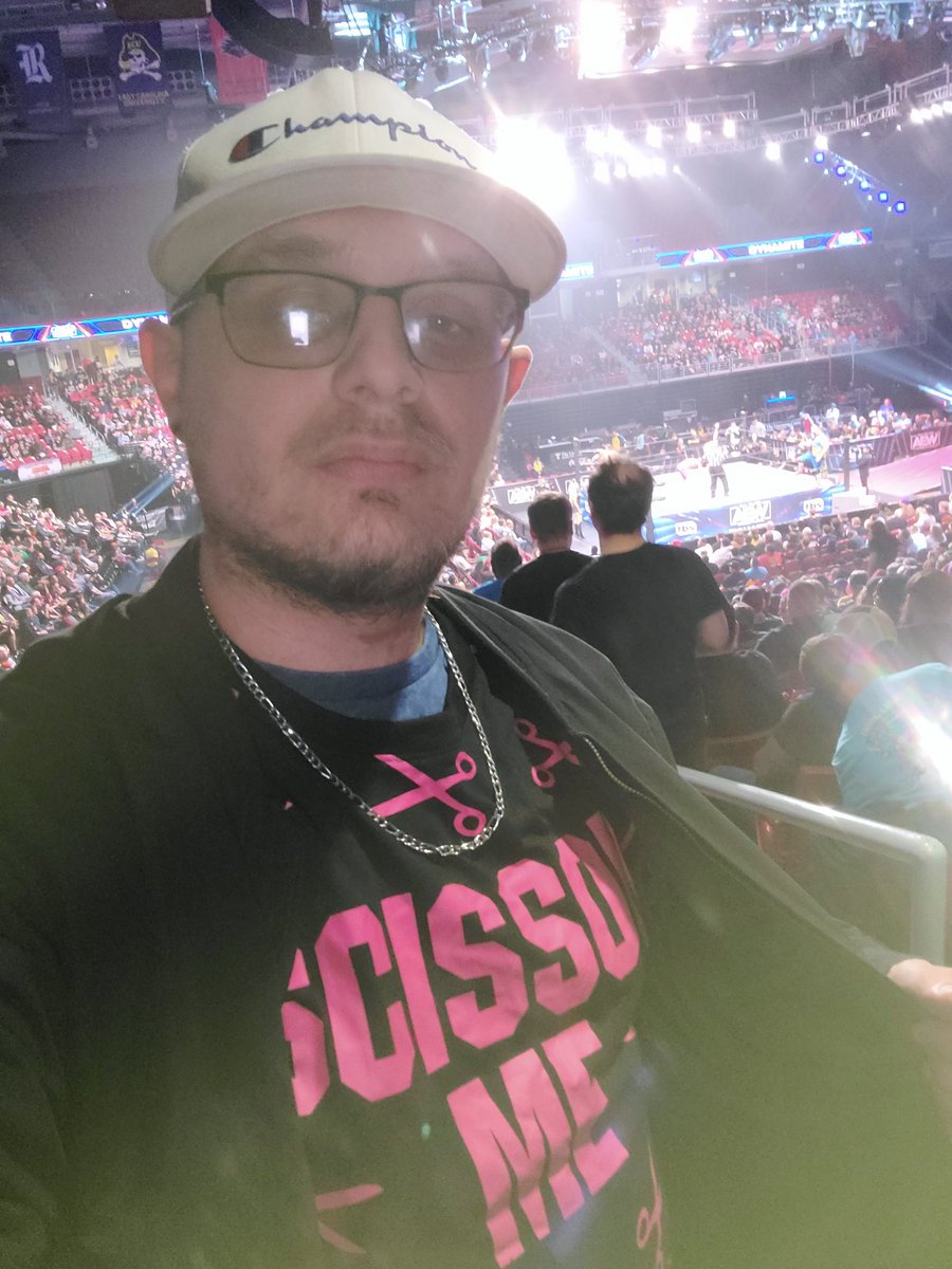 j5d7d0's tweet photo. I drove a little over two hours last night to see an AEW show #AEWDynamite
for the first time in Philadelphia! I just wanted to say I had the absolute time of my life! It was an AMAZING show, and it brought my heart so much joy! I loved every single second! Thank you!  @TonyKhan https://t.co/c4YvZsEDIC