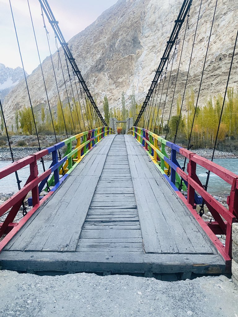 atiq576's tweet photo. کبھی کچھ رنگ کس چیز کی خوبصورتی میں  بہت اضافہ کر دیتے ہیں۔۔پاسو کونز کے پاس دریائے ہنزہ کے اوپر بنا یہ پل خوبصورت لگا تو کچھ تصاویر کے لیے رک گیا https://t.co/WvIwEa0BKi
