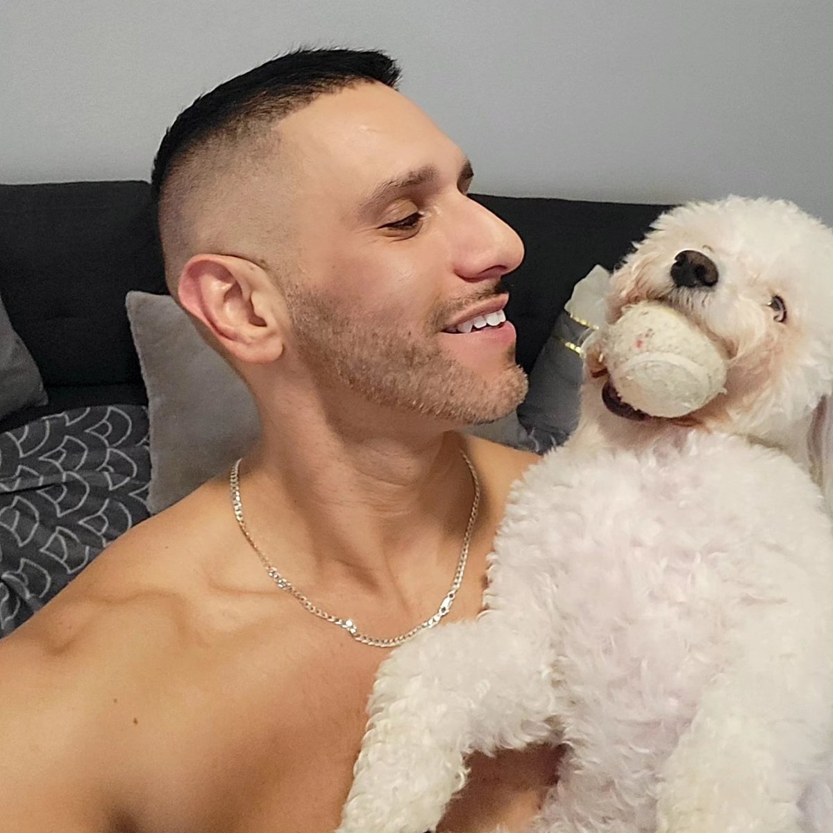 EFranco39's tweet photo. It's possible to love again after a fur baby passes.  Especially with a loveable silly one like this.  Don't be afraid to love again Especially when you have so much love to give. #Zoe #maltipoosofinstagram #maltipoo #dudeswithdogs https://t.co/VHBCZ6Z0IQ