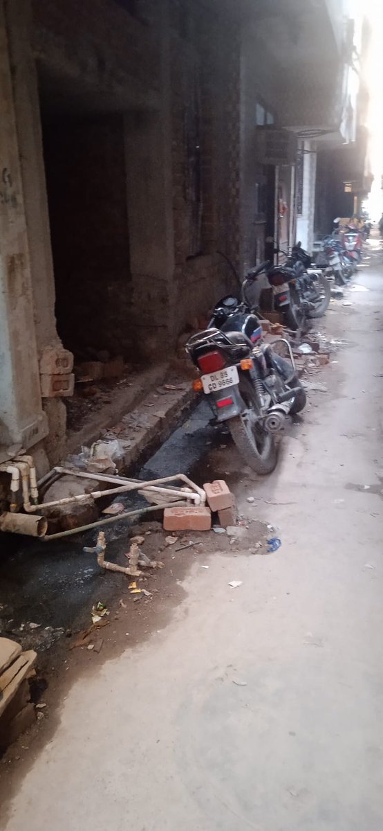 ktc_residents's tweet photo. नालियां साफ करने के लिए कोई सफाई कर्मचारी नहीं आता। पार्षद और निगम दफ्तर में कह कह कर थक गए कोई सुनवाई नहीं कृपया किसी दिन खुद आकर निरीक्षण करें।
A141-142 गली नंबर 9 वजीराबाद गांव
@ArvindKejriwal @OberoiShelly @ipathak25 @dilipkpandey @promilagupta24 @MCD_Delhi @SwachSurvekshan https://t.co/6bVPmNRpk1
