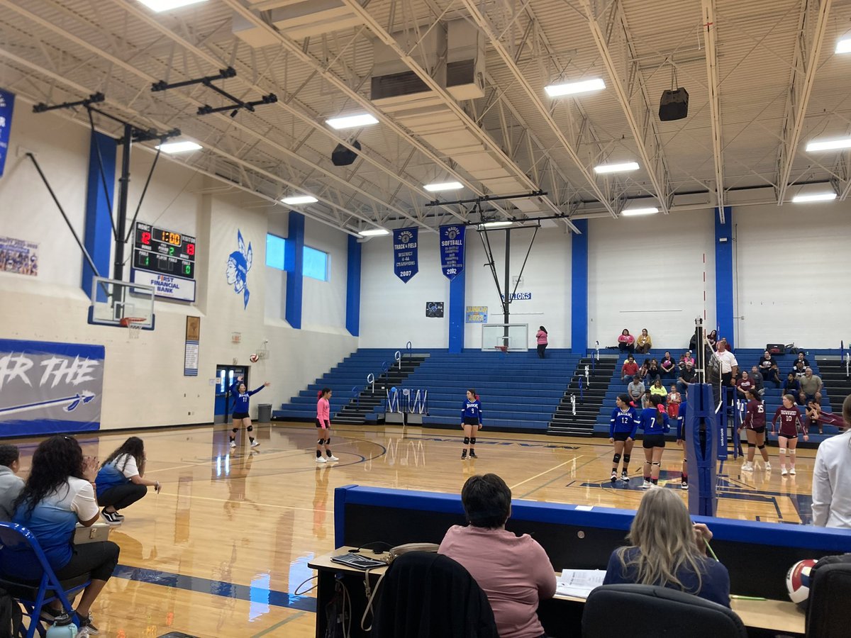 Lincoln Maidens putting it to the Brownwood Lions @ Lake View. 
💙💙🏐🏐🏐💙💙🏐🏐🏐💙
Coach Allen💙Coach Covington 
#northsidepride